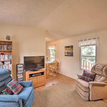 Bright Pensacola Home With Backyard - Pets Welcome!